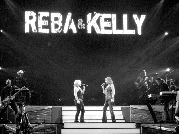 Reba and Kelly Clarkson in 2006 at the Convocation Center in Jonesboro, Arkansas.